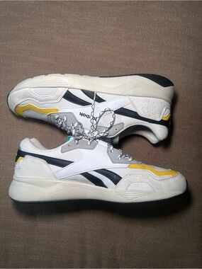 Reebok White Navy and Yellow Retro Royal Dashonic 2 size 11.5